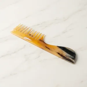 Peigne à cheveux en corne de bœuf de qualité supérieure, antistatique, fait main, démêlant, à dents larges, en corne naturelle - Product Image 1