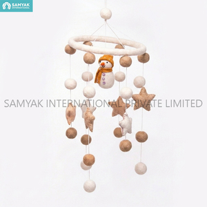 Móvil de Fieltro de Lana Hecho a Mano para Bebés, con Muñeco de Nieve, Estrellas y Bolas, Decoración Colgante para Cuarto de Bebé, 0-24 Meses, Juguete Educativo Unisex - Product Image 3