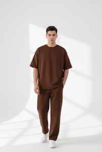 Conjunto Oversize Monocromático Elite Cocoa – Jersey Elástico Premium de Alto Gramaje, Camiseta Minimalista con Hombros Caídos y Pantalones de Pierna Ancha - Product Image 3