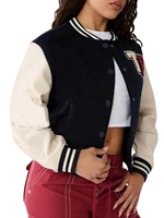 Veste de baseball en laine pour femme personnalisée avec broderie de logo, manches contrastées noir et crème, style vintage américain rétro, boutons pression