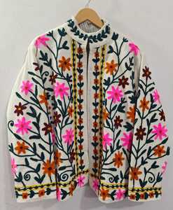 Veste Suzani en velours faite à la main de qualité supérieure pour femme, broderie florale, style bohème ethnique, manteau d'hiver, vêtements d'extérieur d'artisan indien, vente en gros directe usine - Product Image 3