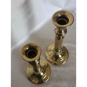Juego de Candelabros de Latón Pulido Vintage, con Diseño Acanalado, Decorativos, para Velas Cónicas, Clásicos para Mesa - Product Image 1