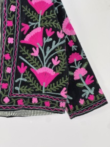 Veste Suzani en velours noir brodée de rose vif et de vert |   Manteau brodé indien Kutch |   Avant ouvert - Product Image 4