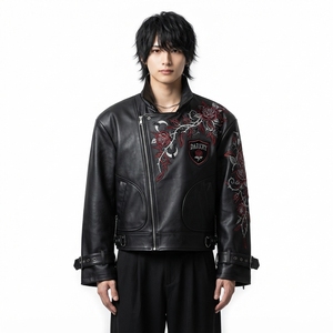 Chaqueta de cuero estilo punk para hombre con bordado floral y cadenas, corte regular, cuello vuelto, para otoño - Product Image 1