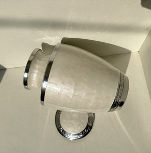 Venta al por mayor de urnas de cremación de color blanco perla para cenizas humanas con urnas de cremación de aluminio grabadas personalizadas para cenizas de adultos masculinos y femeninos - Product Image 4