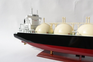 Maqueta de Barco Comercial de Madera Hecha a Mano - Réplica a Escala de Buque Tanque de Carga Oceánica, Decoración de Escritorio de Oficina, Buque Tanque de Gas GNL - Product Image 2