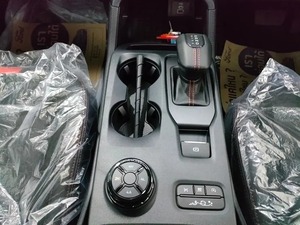 Camioneta de 4 Puertas Multicolor con Faros Halógenos, Neumáticos R17, Volante a la Izquierda, Transmisión Manual/Automática - Product Image 3