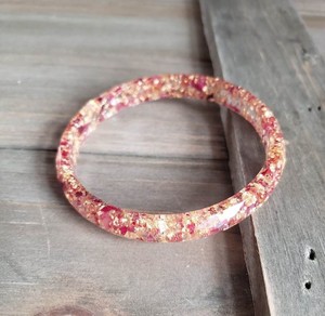 Brazalete de resina de estilo vintage, altamente pulido, personalizado y hecho a mano, para mujer, de la India, con flores y escamas de oro, transparente. - Product Image 3
