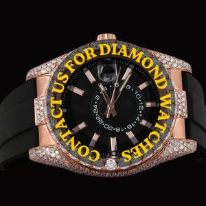 Reloj Clásico de Diseño Moderno en Tono Oro Rosa con Diamantes Moissanite Incrustados en el Bisel y la Esfera del Cronógrafo, Correa de Goma Negra - Product Image 1