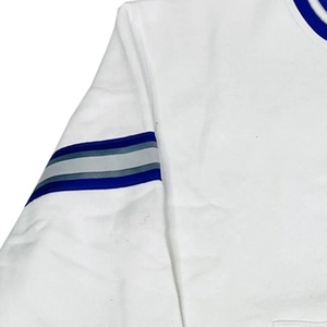 Sweat-shirt blanc en molleton doux, col rond, style personnalisé, avec poignets rayés bleus. - Product Image 3