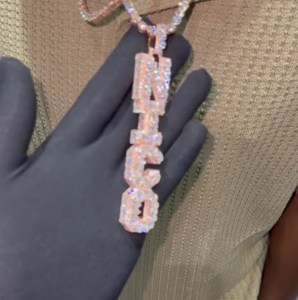 Colgante con nombre en letras doradas personalizadas, acabado en oro rosa, con piedra brillante, inicial del alfabeto, joyería para hombres y mujeres - Product Image 4