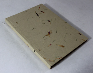 Cuaderno de yute de alta calidad con tapa dura, con pétalos de flores de papel de yute y hierba. - Product Image 2