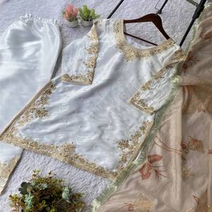 Ensemble de costume palazzo en soie VASTRA COTTAGE avec travail de perles et de sequins, Kurti taille unique, palazzo imprimé, dupatta en organza - Product Image 1