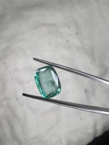 Émeraude naturelle zambienne de 3,92 ct, taille coussin, vert vif, pierre précieuse en vrac, vente en gros pour la fabrication de bijoux de luxe et de bagues - Product Image 1