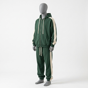 Conjunto deportivo verde oversize para hombre con cremallera, sudadera con capucha y cremallera con franja en el pecho color crema, pantalones de chándal lisos con puños y línea en las mangas color crema, conjunto de chándal verde con cremallera. - Product Image 4
