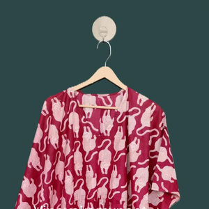 Vibrante Vestido Kaftan Magenta con Estampado de Leopardo, Elegante Escote en V, Mangas Estilo Kimono, Algodón Transpirable de Primera Calidad, Cintura Alta Asimétrica - Product Image 1