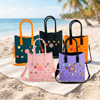 Sac fourre-tout OEM ODM en EVA perforé avec breloques personnalisées, sac de plage étanche, plusieurs couleurs, vente en gros pour femmes