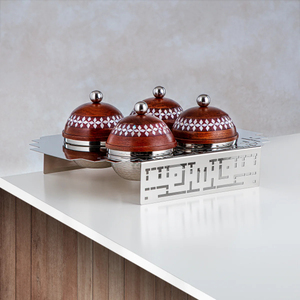 Ensemble de bols de service traditionnels en bois avec couvercles sur plateau métallique, design rond, pour la table de fête, la maison, le Ramadan, les dîners. - Product Image 1