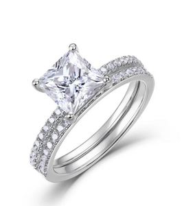 Anillo de Compromiso y Matrimonio de Plata de Ley 925 Chapado en Oro con Moissanita de Corte Princesa de 2 Quilates y Engaste de Garras, Juego de 2 Piezas - Product Image 3