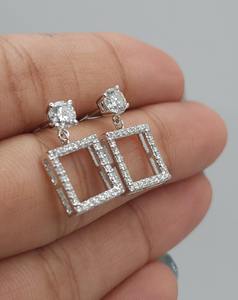 Pendientes de Diamante Cultivado en Laboratorio de 0.80 Ct con Engaste de Garras en Oro Sólido de 14K, Diseño Elegante y Minimalista para Mujeres y Ocasiones Festivas - Product Image 1