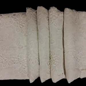 Tissu en dentelle guipure GPO en rayonne blanche de qualité supérieure – Textile de luxe brodé de feuilles florales pour vêtements et robes - Product Image 1