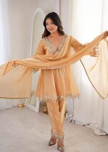 Salwar Kameez indien pakistanais en soie, avec broderies miroir et patchwork, idéal pour les fêtes, les mariages et les occasions décontractées. - Product Image 5