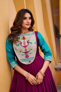 Vestido tradicional indio de seda Vichitra con un hermoso diseño fluido y tejido Zari para mujeres, ideal para bodas. - Product Image 2