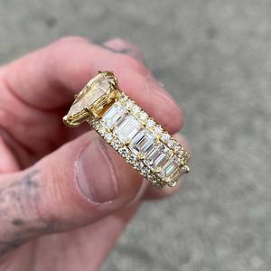 Anillo de Compromiso de Oro Sólido de 9K con Diamante Cultivado en Laboratorio con Corte Cojín y Piedras Laterales de Diamante Blanco con Corte Esmeralda, Certificado IGI, Regalo para Mujer - Product Image 2