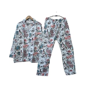 Ensemble de pyjama en coton imprimé oiseau floral blanc doux élégant costume de nuit d'été avec passepoil contrastant coupe confortable et détendue - Product Image 1