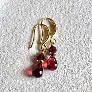 Boucles d'oreilles en grenat du Mozambique, argent sterling 925 plaqué or 14 carats, bijoux délicats pendantes, cadeau pierre de naissance de janvier - Product Image 3