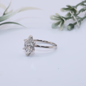 Bague en or blanc avec diamant de laboratoire taille hexagonale, halo dissimulé, micro-pavé, solitaire en panier, bijoux fins personnalisés, bague d'anniversaire - Product Image 2