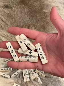 ชุดลูกเต๋าทำมือจากกระดูก – ลายจุดไวกิ้ง D6 สำหรับเล่นเกมยุคกลาง (จำนวน 5 ชิ้น) โดย PERFECT ENTERPRISES - Product Image 5