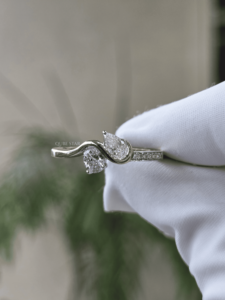 Anillo de Lujo con Diamante Cultivado en Laboratorio con Corte Pera, Certificado IGI, Oro Amarillo de 14K, Diseño de Banda Ondulada con Engaste Pavé, para Mujer - Product Image 2