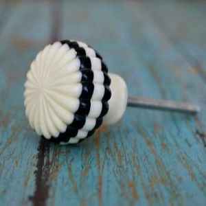 Muebles de Lujo con Diseño Exclusivo: Armario para Hogar, Sala de Estar, Hotel u Oficina con Incrustaciones de Hueso y Perillas de MOP - Product Image 6