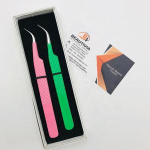 Pinzas curvadas en J personalizadas profesionales, aplicador de fibra de extensión de pestañas de acero inoxidable sostenible, grabado en Punta fuerte - Product Image 5