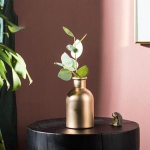 Vase à fleurs en métal contemporain pour un style d'intérieur moderne avec une finition lisse et un design décoratif - Product Image 1