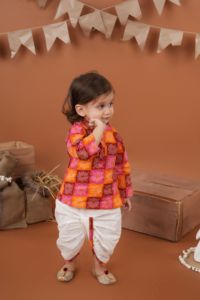 ชุดคุรตะผ้าฝ้ายสีแดงพิมพ์ลายพร้อมกางเกงโดติสำหรับเด็กผู้ชาย-T-Red booty kurta - Product Image 5