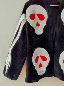 Veste artisanale en velours noir brodée Suzani avec motif de crâne, manches longues, col montant, faite à la main, style bohème, vêtement d'extérieur pour l'hiver - Product Image 2