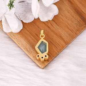 Pendentif en laiton plaqué or avec pierre précieuse naturelle de calcédoine aqua et labradorite taille fantaisie pour femme - Product Image 5