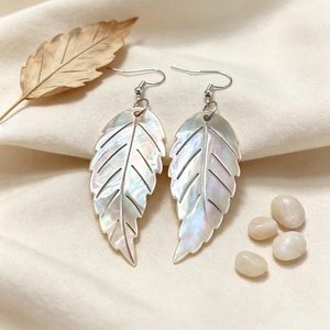 Pendientes con Forma de Hoja, Hechos a Mano, Joyería Artesanal Natural para Fiestas y Bodas, por Curio Craft - Product Image 1