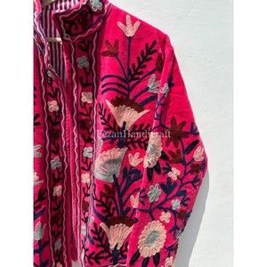 Veste en velours rose bonbon, veste brodée ouzbèke avec deux poches latérales, veste bohème chic unisexe, veste d'hiver Suzani - Product Image 2