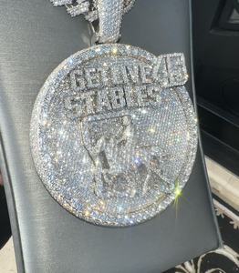 Ce superbe diamant rond rehaussé d'un pendentif Hip Hop Moissanite en argent sterling 925 crée un look élégant - Product Image 3