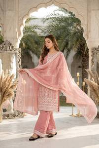 Ensemble prêt-à-porter en faux georgette avec broderie de créateur, travail de sequins et bordure en dentelle, comprenant un haut, un pantalon palazzo et un dupatta. - Product Image 2