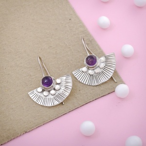 Boucles d'oreilles pendantes en argent sterling 925 avec améthyste naturelle en forme d'éventail, faites à la main, style bohème tribal géométrique, avec pierres précieuses - Product Image 1