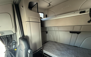 Camión Semi Peterbilt 387 Sleeper 2023 en Perfectas Condiciones - Camión con Techo Elevado y Transmisión Manual de 18 Velocidades en Venta - Product Image 5