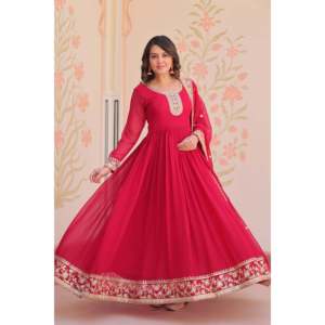 Robe de mariée pour la mère de la mariée en georgette effet fleuri, brodée et drapée, avec dupatta - Product Image 6