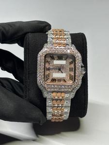 Reloj de Cuarzo de Alta Calidad con Esfera Cuadrada de Cristal Dorado Rosa, Diamantes, Cierre Oculto y Dial Inteligente Grabado, Disponible en Stock - Product Image 1