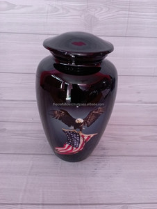 Urna Funeraria Grande de Latón Estilo Americano Personalizada al por Mayor para Cenizas Humanas con Grabado de Corazón y Acabado Dorado - Product Image 6