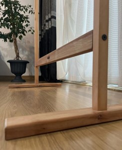 Porte-manteau autoportant en bois massif avec barre de suspension, design scandinave moderne pour chambre et salon - Product Image 4