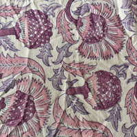 Tissu en coton imprimé à la main en Inde de qualité supérieure avec un motif floral moghol sur fond beige naturel